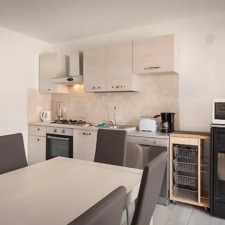 Rose With Pool Bardolino