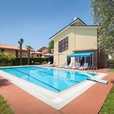 Rose With Pool Bardolino