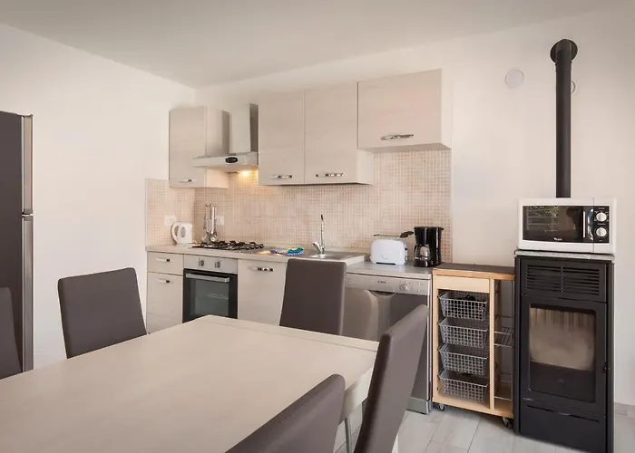 Rose With Pool Bardolino