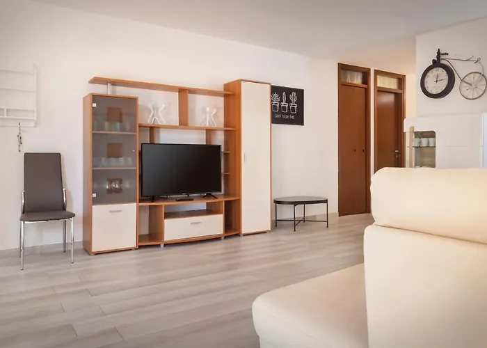 Rose With Pool * Bardolino