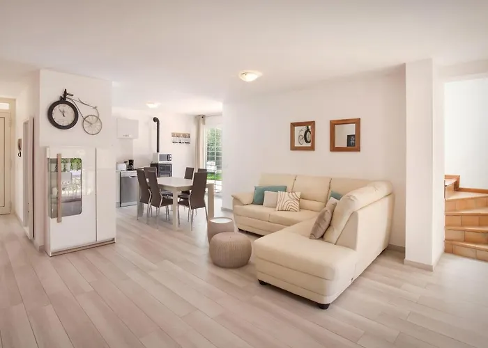 Rose With Pool Bardolino