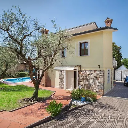 فيلة Rose With Pool