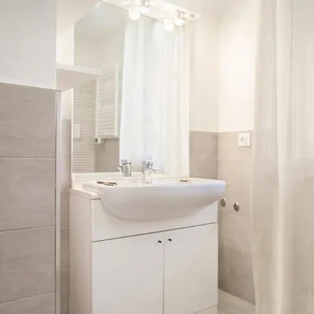 Rose With Pool فيلة باردولينو