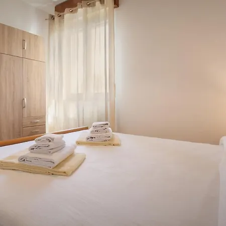 Rose With Pool باردولينو