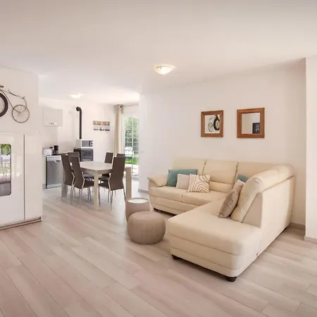 Rose With Pool باردولينو