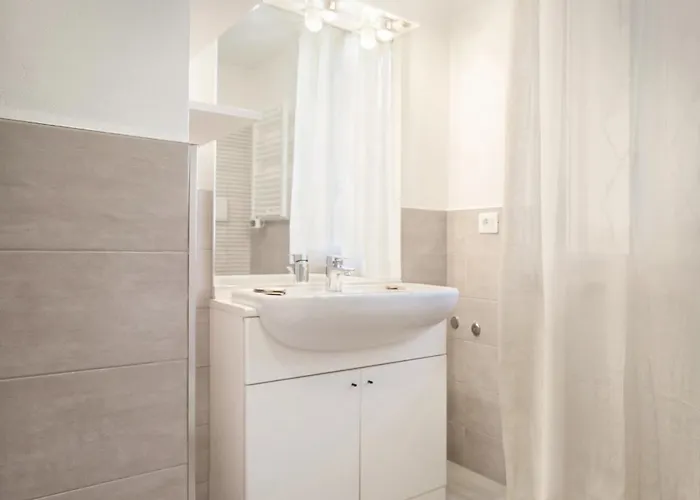 Rose With Pool Willa Bardolino