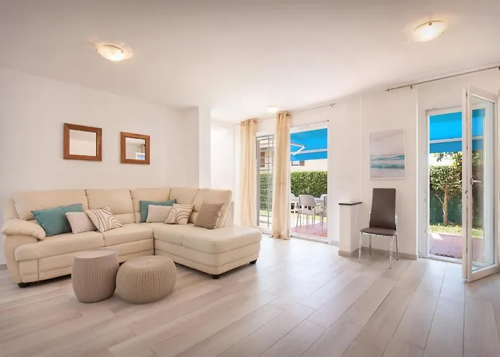 Rose With Pool Willa